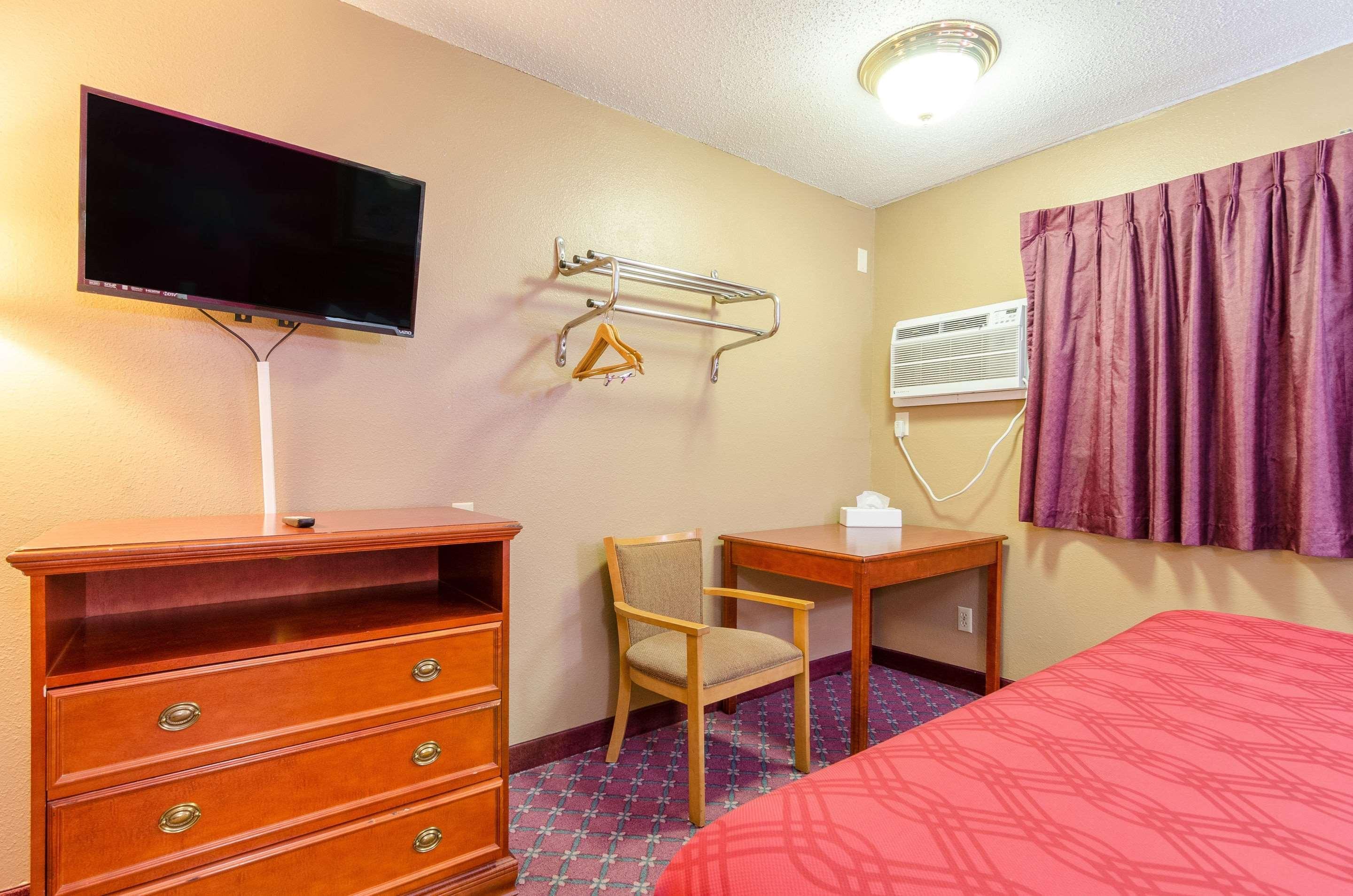 Rodeway Inn Мичъл Екстериор снимка
