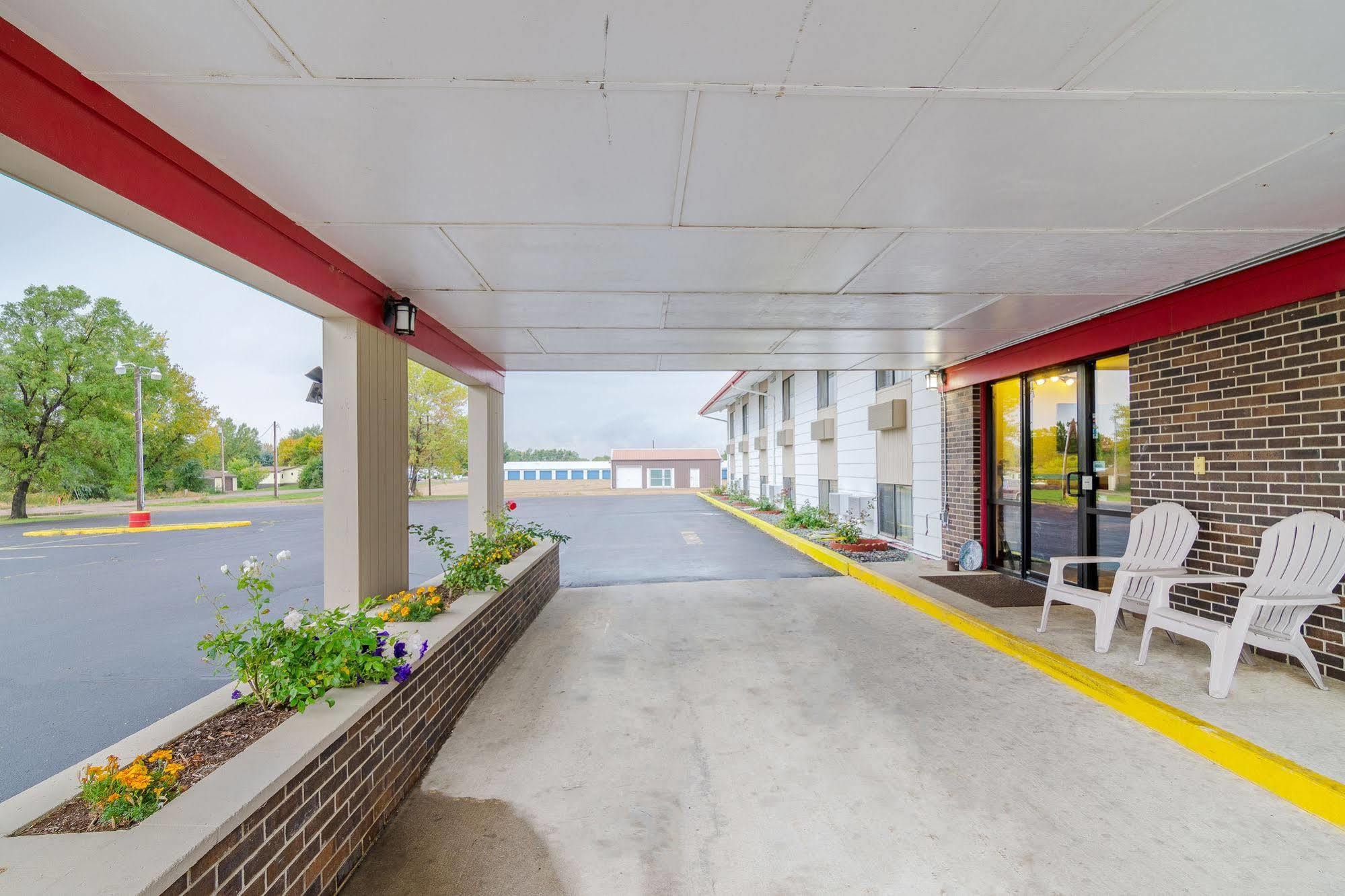 Rodeway Inn Мичъл Екстериор снимка